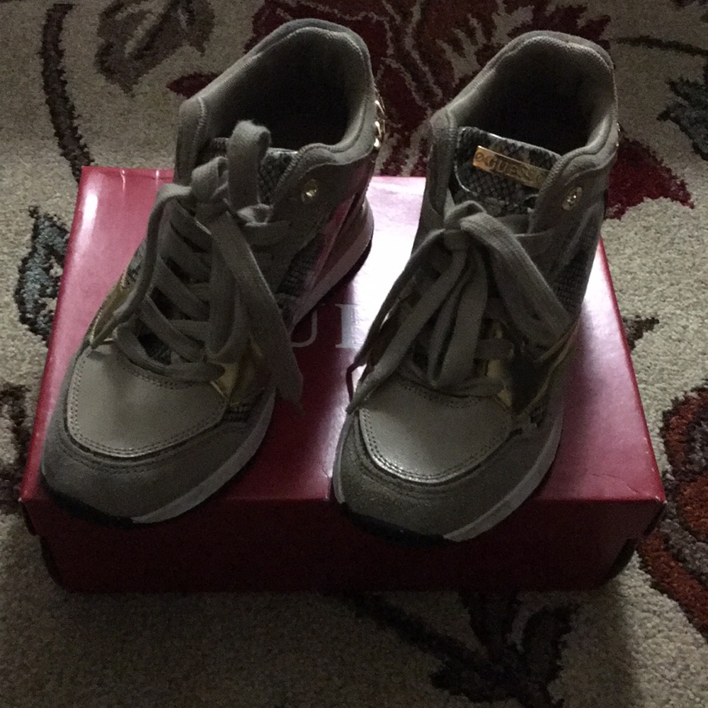 Guess shoes Sz 7 M
